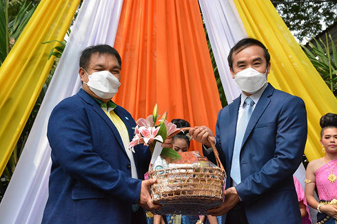 ดร.ภัทร์ ขึ้นรับเกียรติบัตรจากมหาวิทยาลัยเกษตรศาสตร์