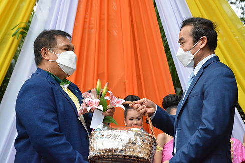 ดร.ภัทร์ ขึ้นรับเกียรติบัตรจากมหาวิทยาลัยเกษตรศาสตร์